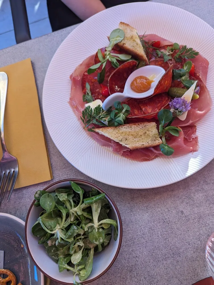 Assiette de Charcuterie Basque Et Salade de Mâche